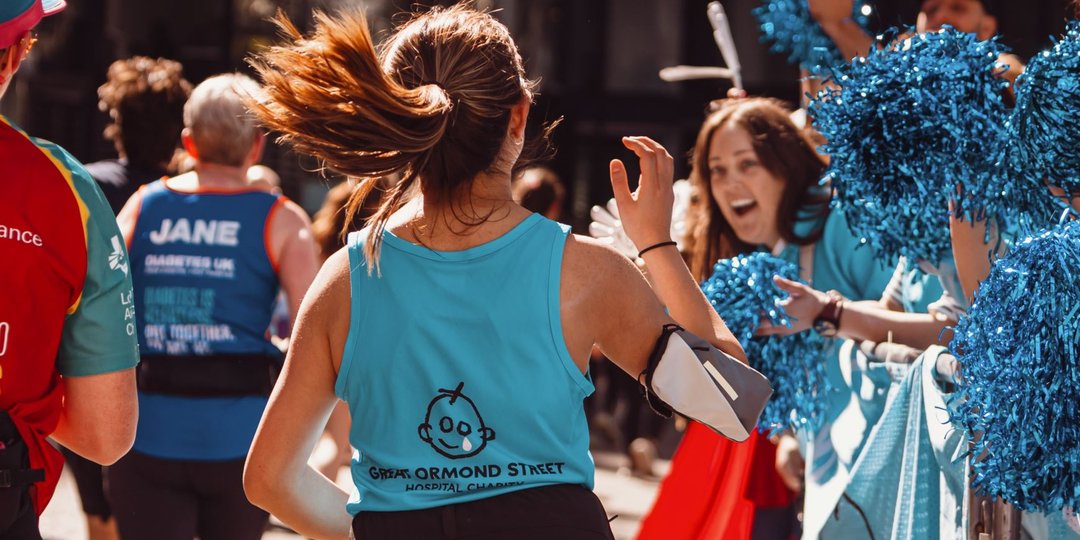 TeamGOSH runner, running past a GOSH Charity cheer station