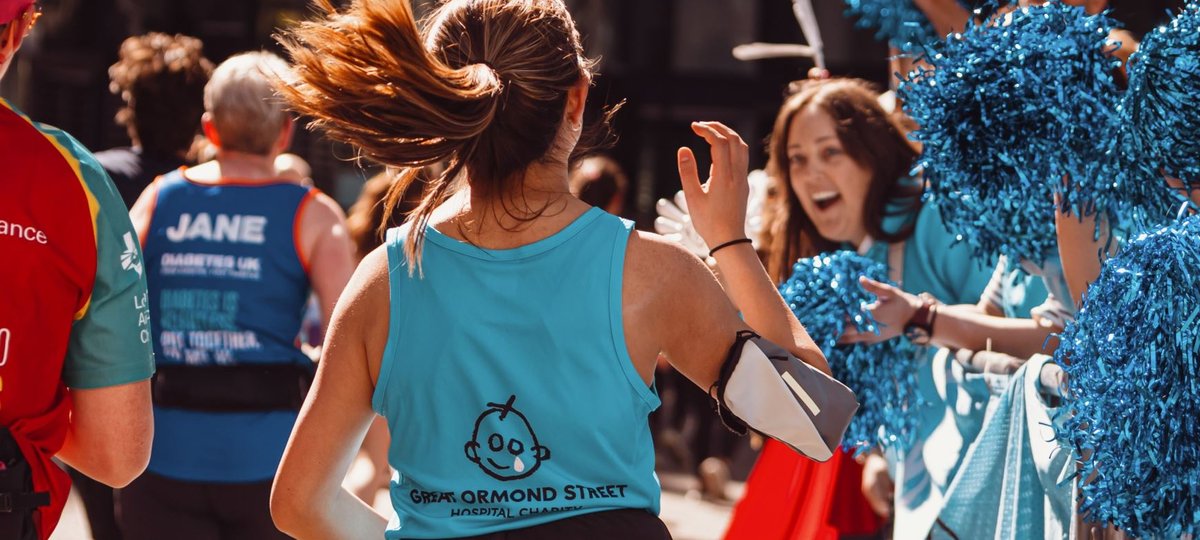 TeamGOSH runner, running past a GOSH Charity cheer station