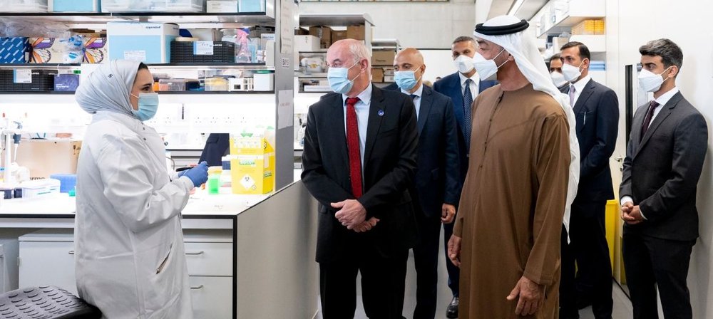 Researcher chats to His Highness Mohamed Bin Zayed in lab
