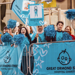 London Landmarks 2025 cheer point with volunteers holding placards and cheering